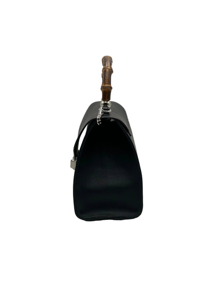TOTEM in vitello nero liscio, borsa da donna in vera pelle italiana dal design elegante, moderno e raffinato.